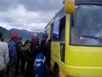De ziekenhuis-bus op weg naar het ziekenhuis naar Lhasa.